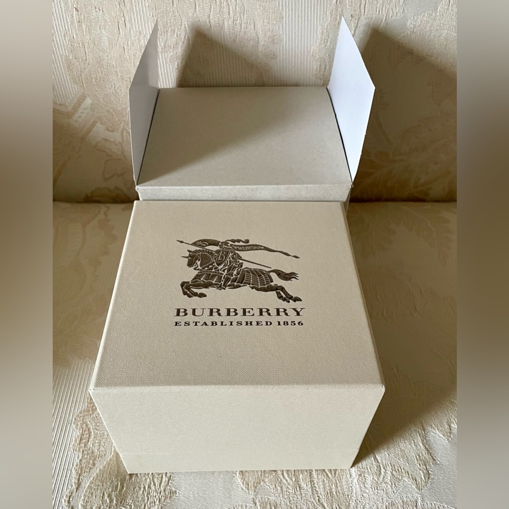 Authentic Burberry Watch Case - Picture 5 of 8